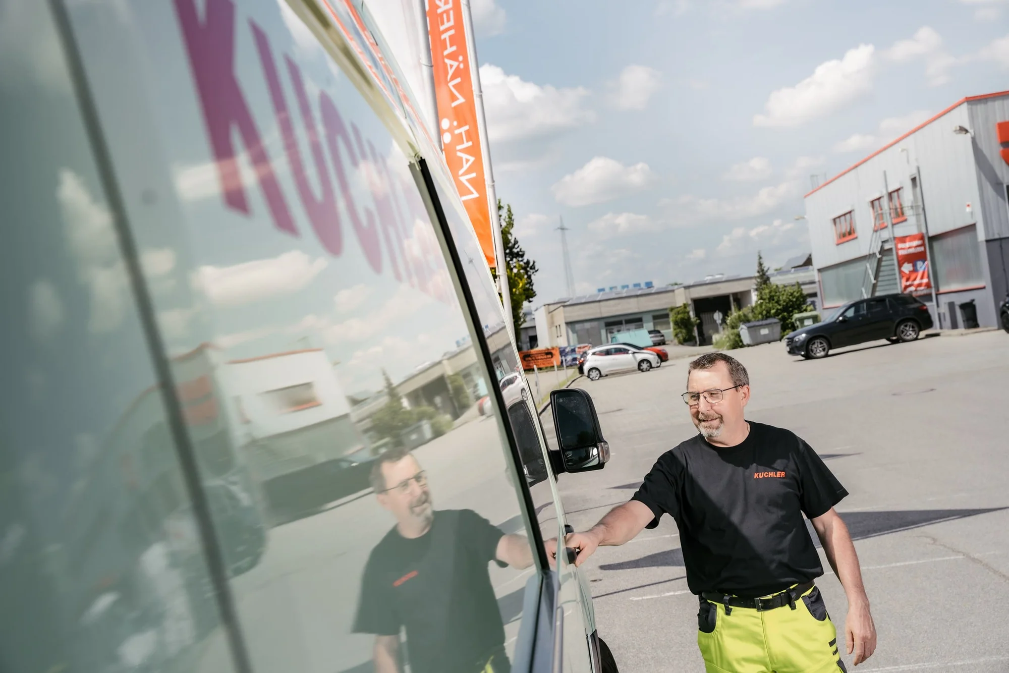 Kranarbeiten für Betonteile und Container auf Baustelle